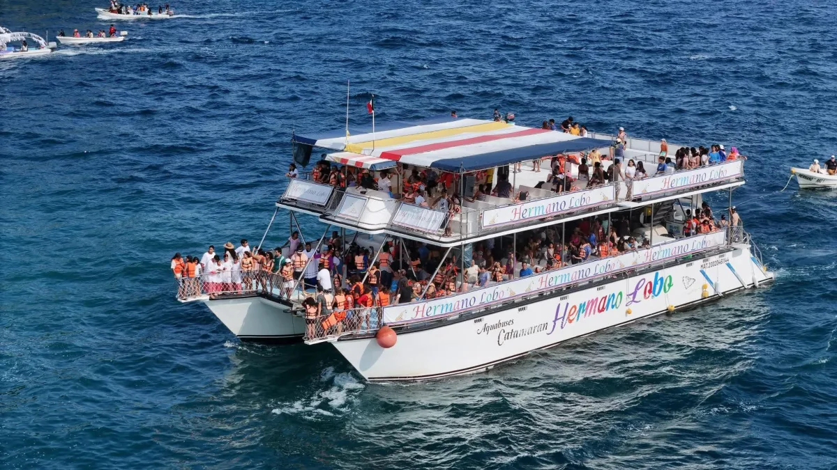 Catamaran Cruise Through Huatulco's Bays — photo 1 of 3